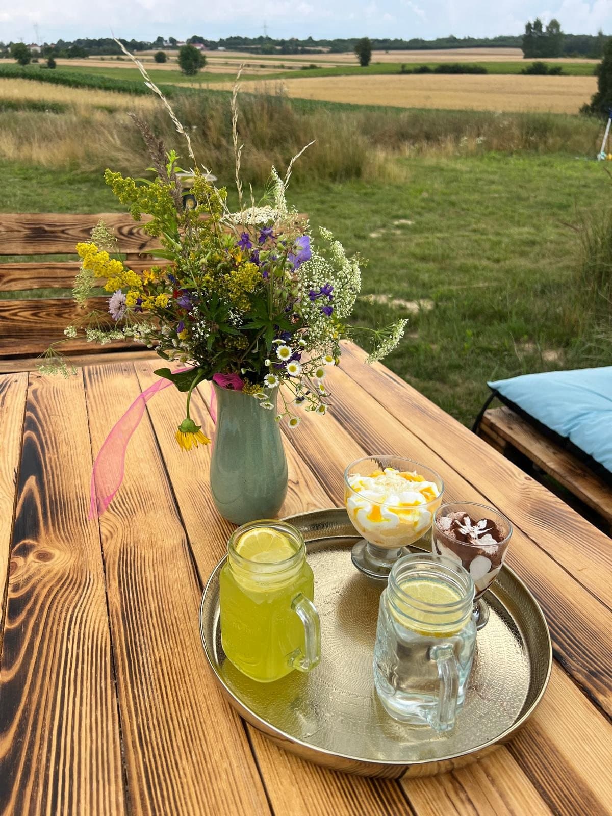 Lemoniada i polne kwiaty na stole